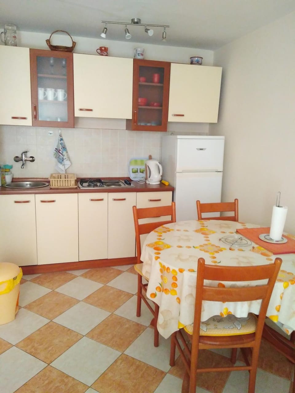 Kitchen or kitchenette, Dining area, stove