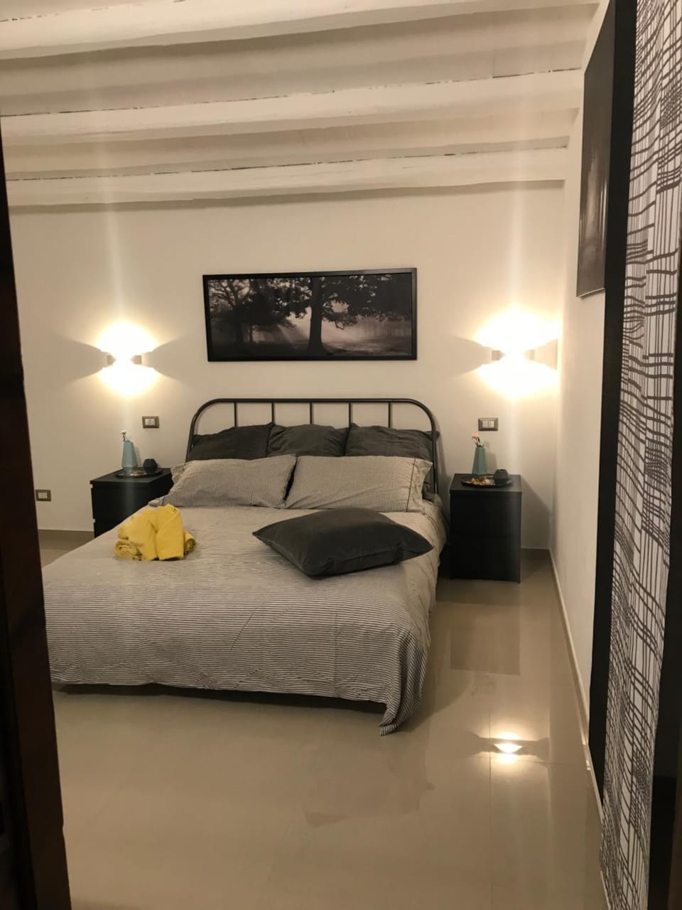 Bed, Bedroom, towels
