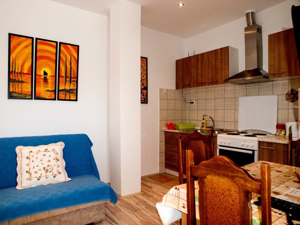 Coffee/tea facilities, Kitchen or kitchenette, Living room