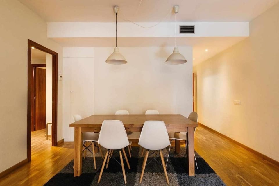 Comfortable 4 rooms 2Bath w balcony Apartment in Barcelona
