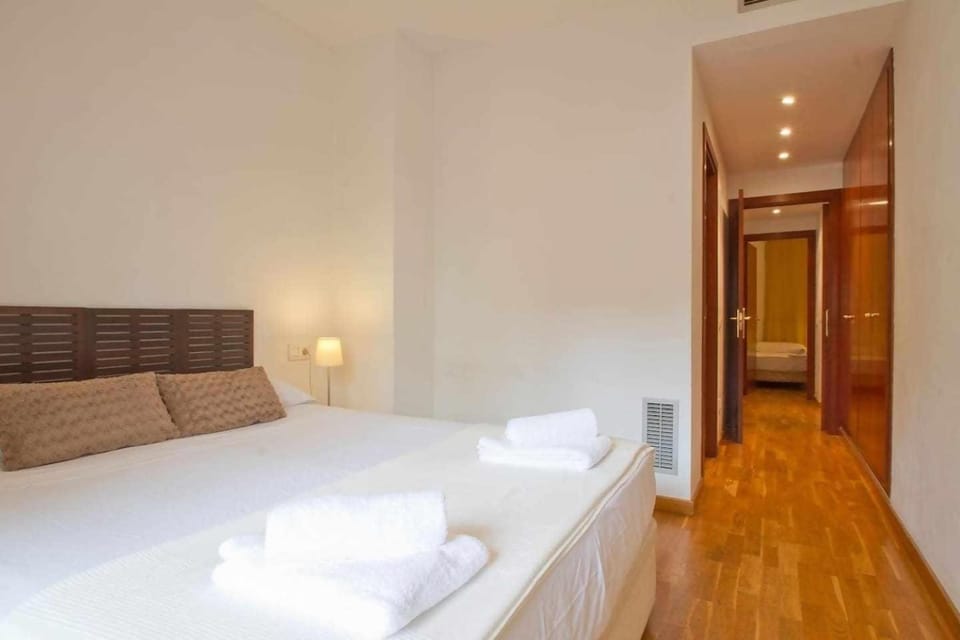 Comfortable 4 rooms 2Bath w balcony Apartment in Barcelona