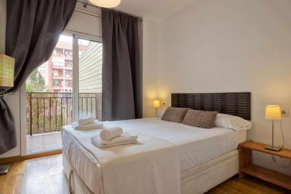 Comfortable 4 rooms 2Bath w balcony Apartment in Barcelona