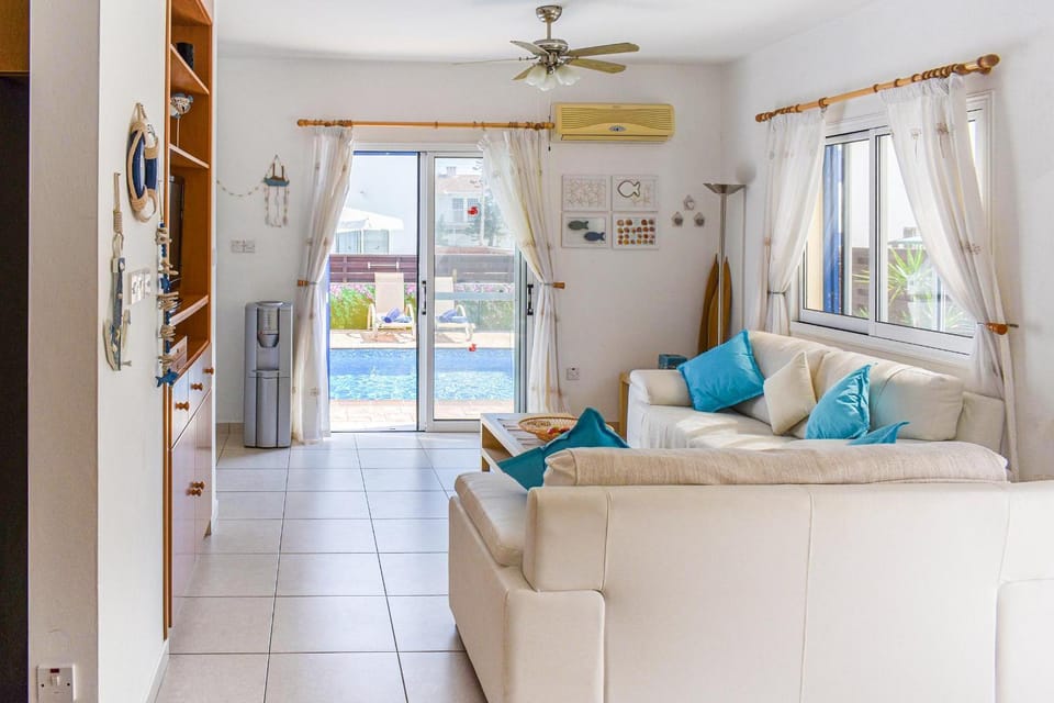 Seating area, Pool view, air conditioner