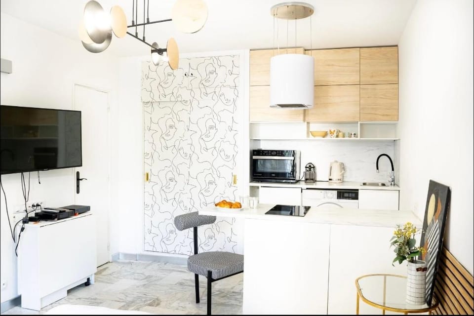 TV and multimedia, Kitchen or kitchenette, Dining area, dishwasher, oven, stove
