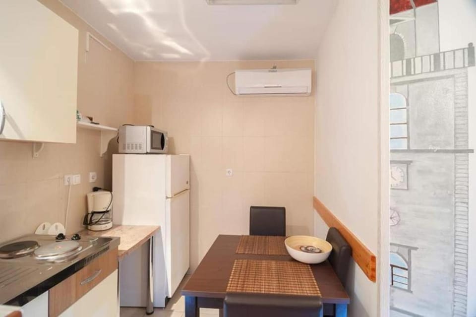 Kitchen or kitchenette, toaster, air conditioner