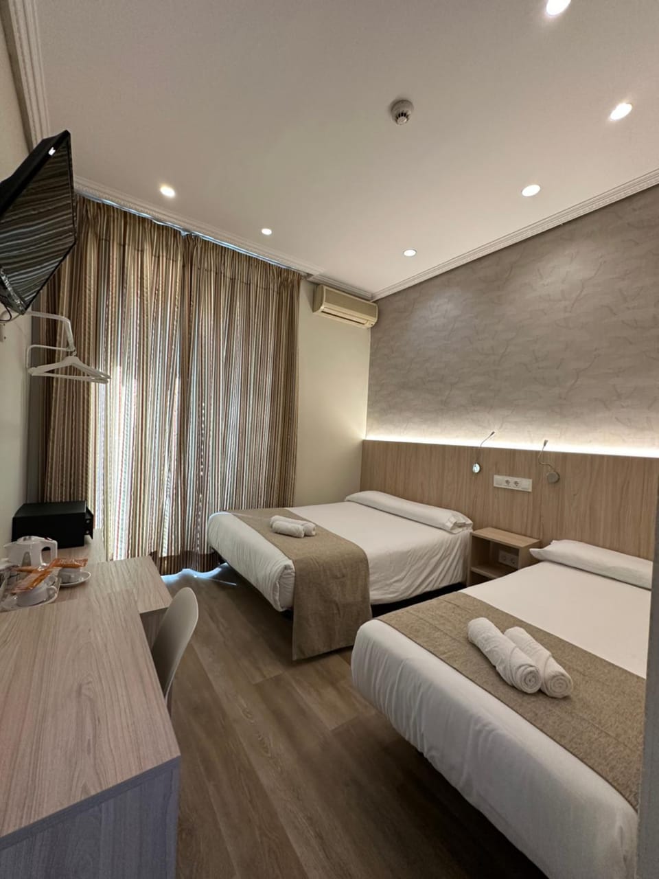 TV and multimedia, Photo of the whole room, air conditioner