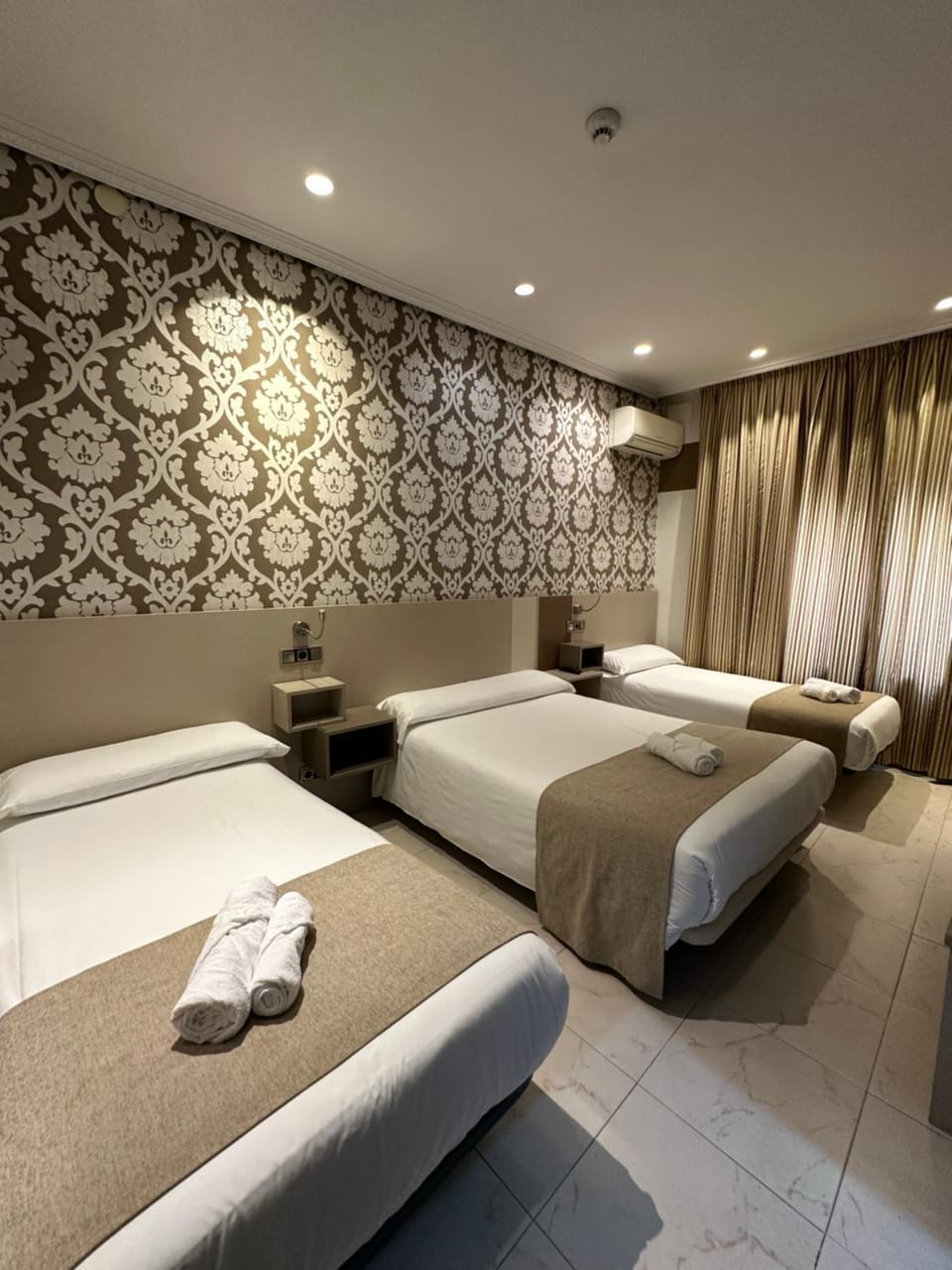 Bed, Photo of the whole room, air conditioner