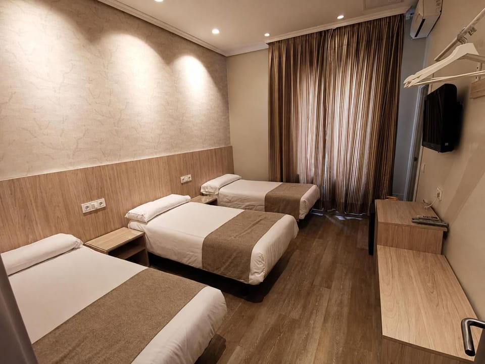 TV and multimedia, Photo of the whole room, Bedroom