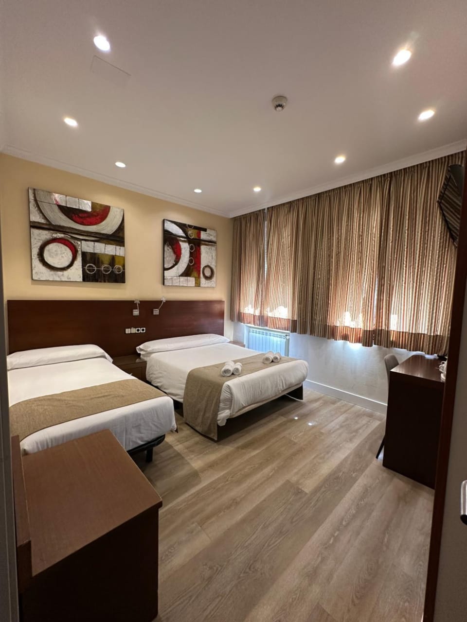 Bed, Photo of the whole room, Facility for disabled guests