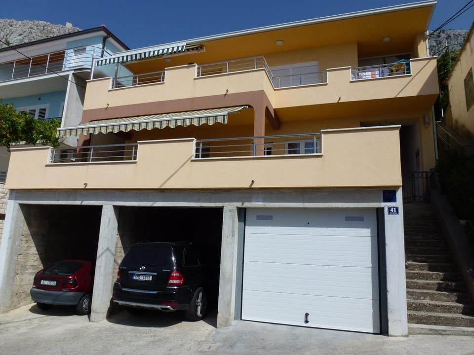 Property building, Facade/entrance, Parking