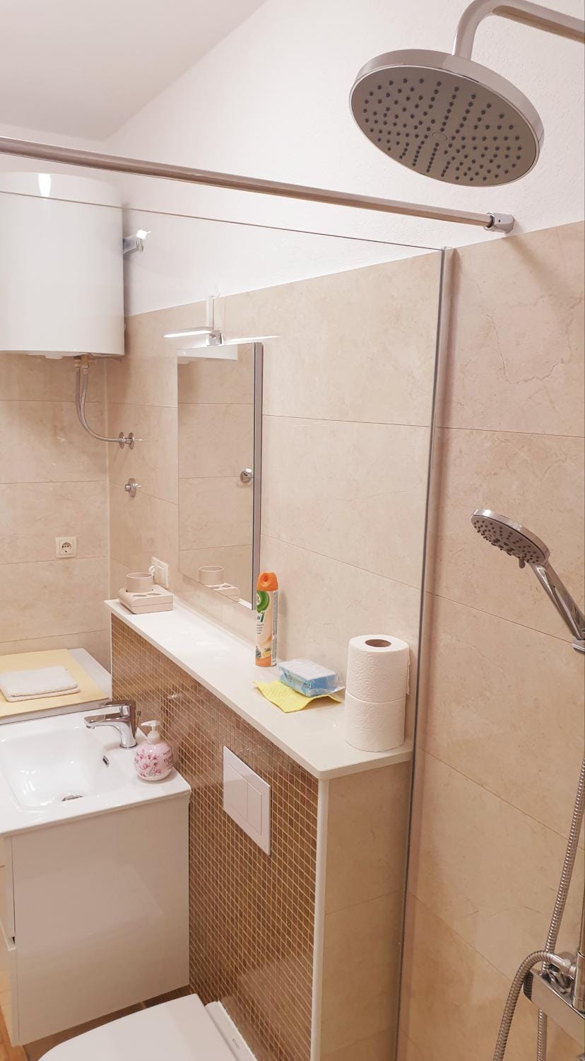 Shower, Toilet, Bathroom, towels