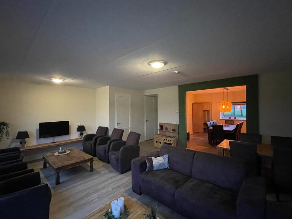 Communal lounge/ TV room, Living room, Seating area, Breakfast
