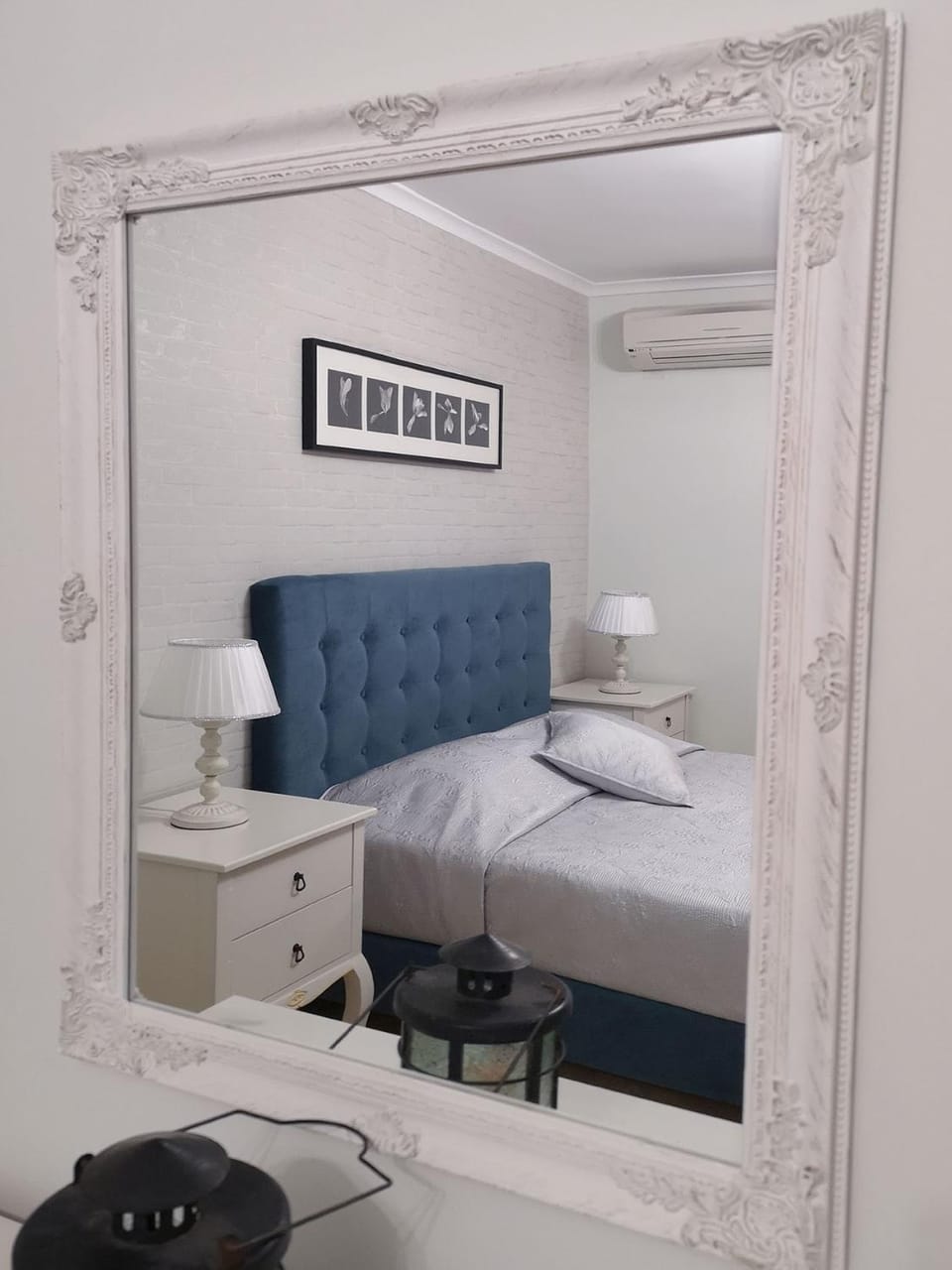 Photo of the whole room, Decorative detail