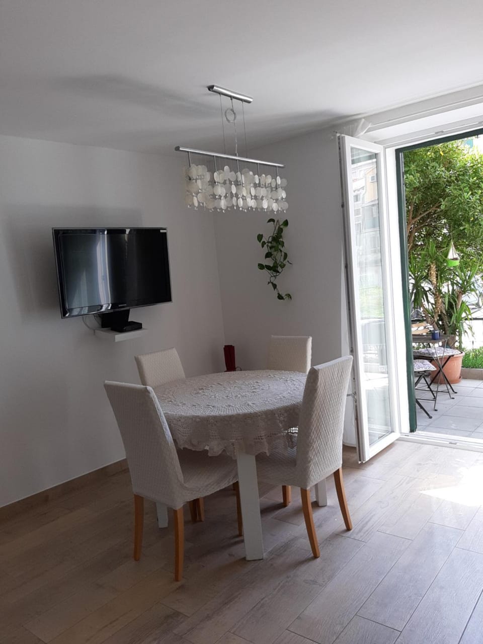 Communal lounge/ TV room, TV and multimedia, Dining area