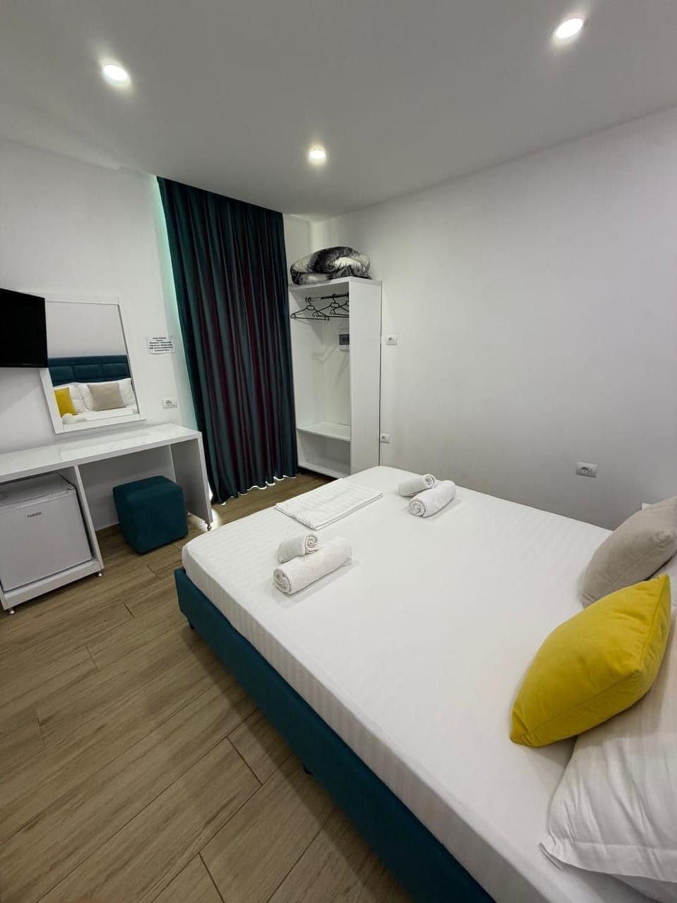 Bed, TV and multimedia, towels
