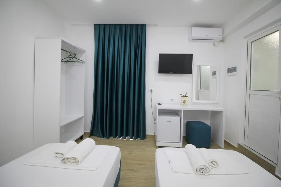 Photo of the whole room, towels, air conditioner