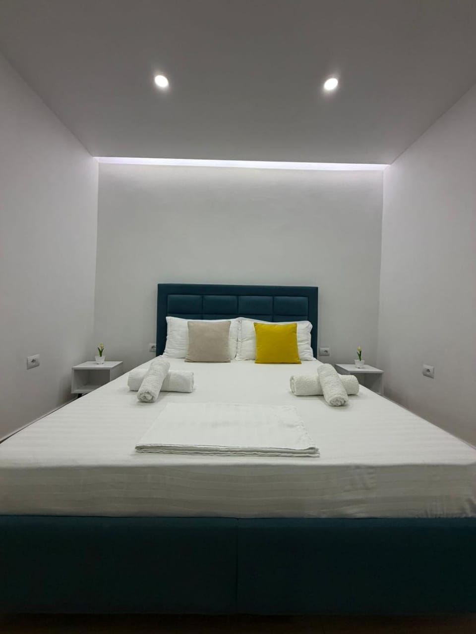 Bed, Bedroom, towels