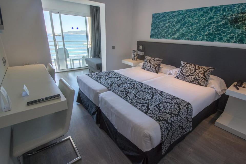 Bed, Photo of the whole room, Sea view