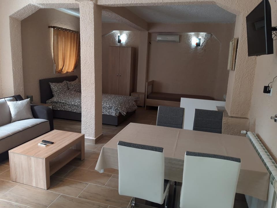 Kazablanka Rooms Aerodrom Bed and Breakfast in Podgorica Municipality, Montenegro