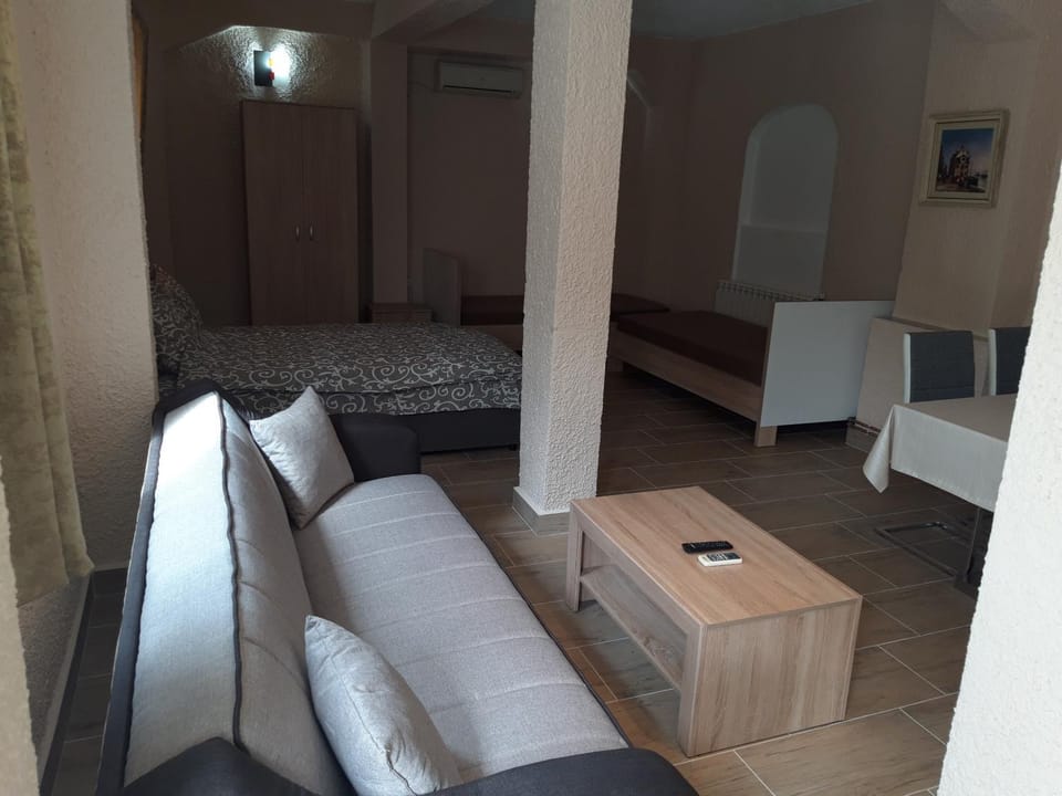 Kazablanka Rooms Aerodrom Bed and Breakfast in Podgorica Municipality, Montenegro