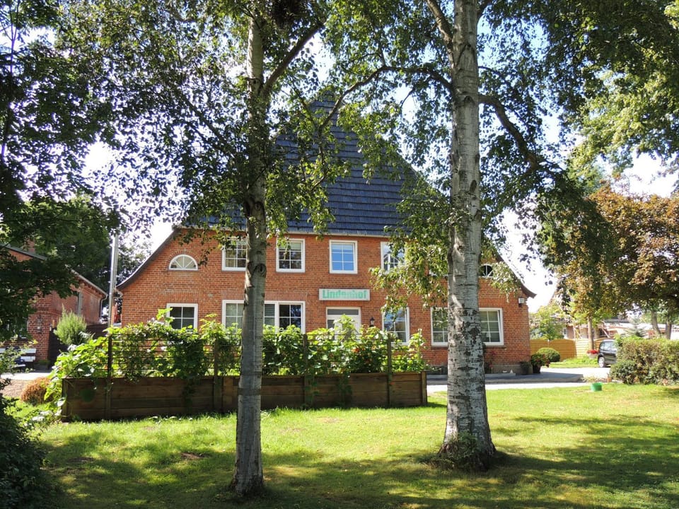 Facade/entrance, Spring