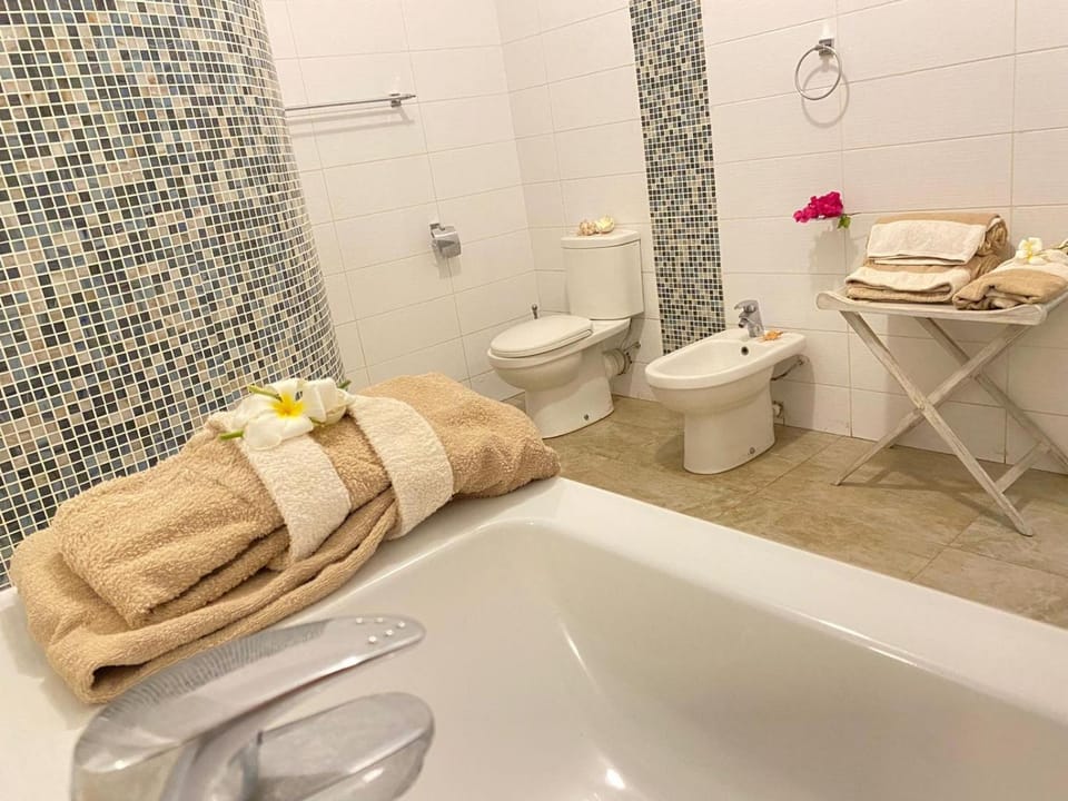 Toilet, bidet
