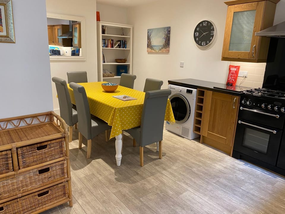 Kitchen or kitchenette, Dining area, stove