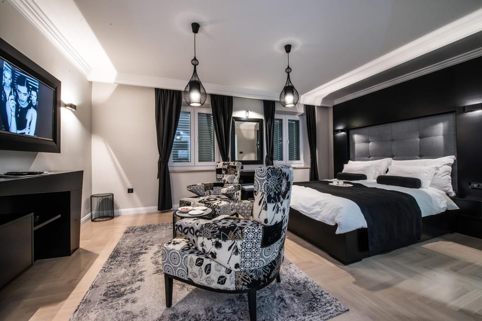 TV and multimedia, Seating area, Bedroom