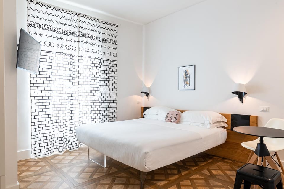 Bed, TV and multimedia, Photo of the whole room, Bedroom