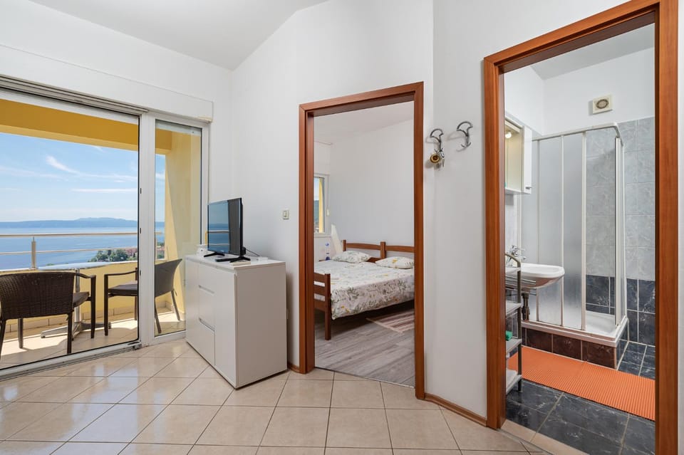 Shower, Bed, Bathroom, TV and multimedia, Bedroom, Sea view, towels