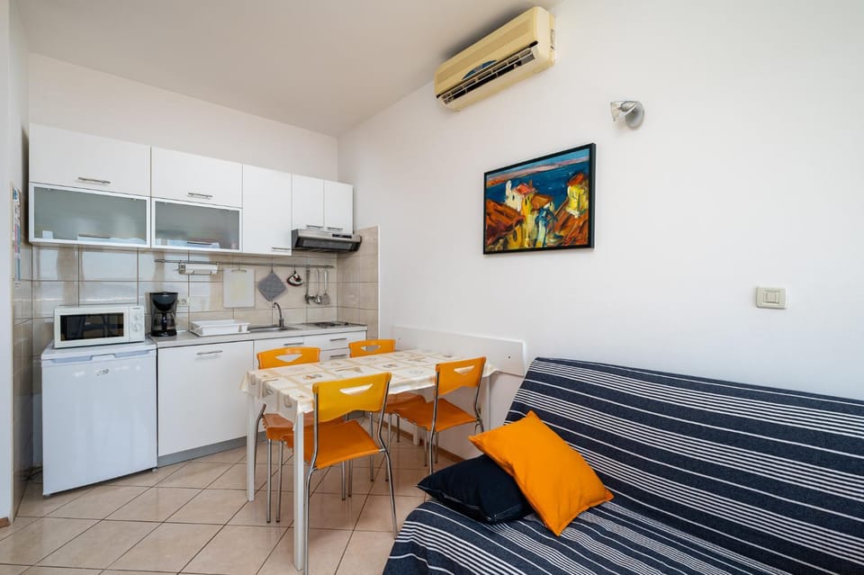 Kitchen or kitchenette, Living room, Seating area, Dining area, minibar, air conditioner