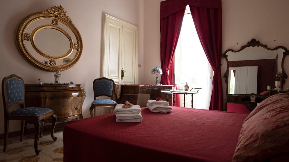 Bed, Photo of the whole room, hair dresser