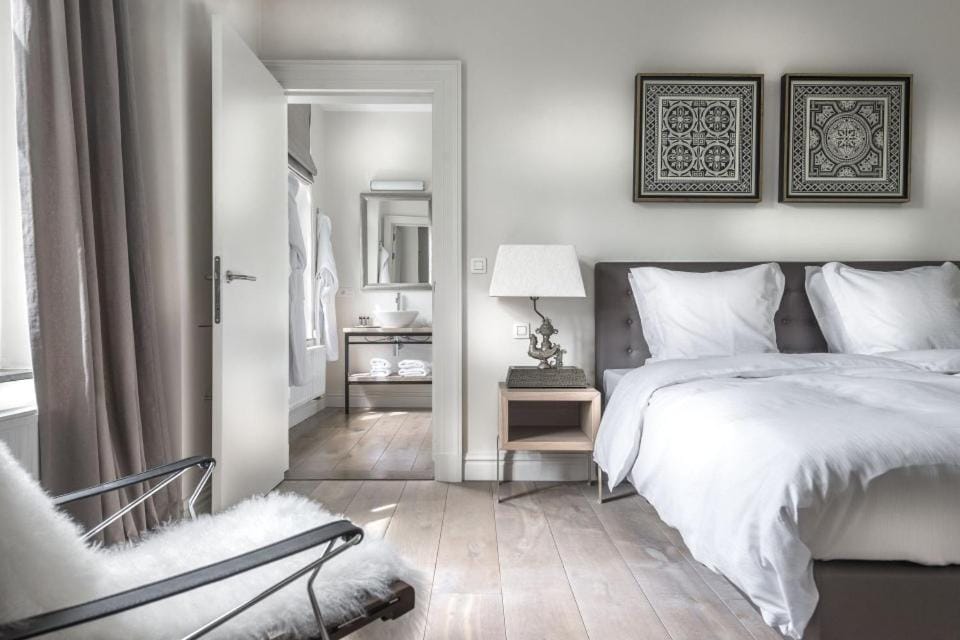 Bed, Photo of the whole room, Seating area, Bedroom