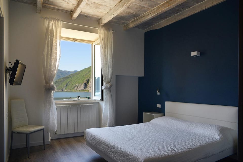 Photo of the whole room, Lake view