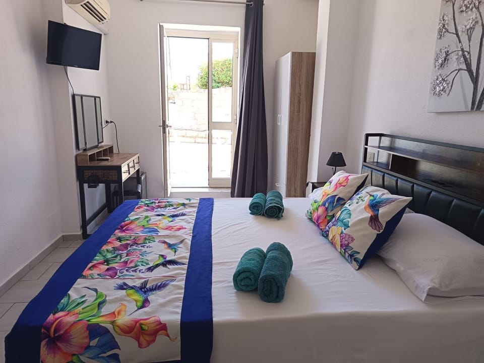 Bed, TV and multimedia, Photo of the whole room, Bedroom