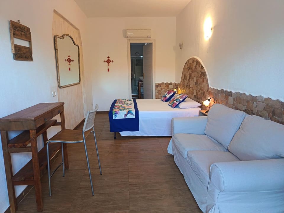 Photo of the whole room, Bedroom