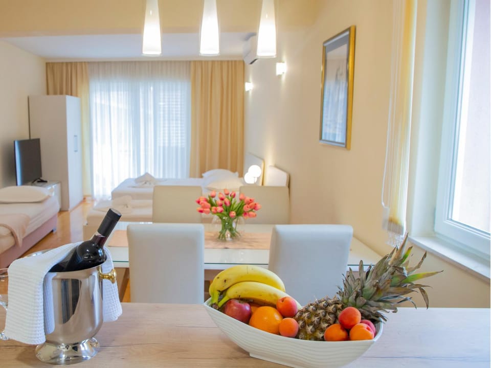 Living room, Food and drinks, Seating area, Food