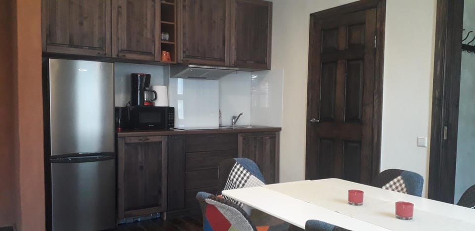 Kitchen or kitchenette, dishwasher, minibar
