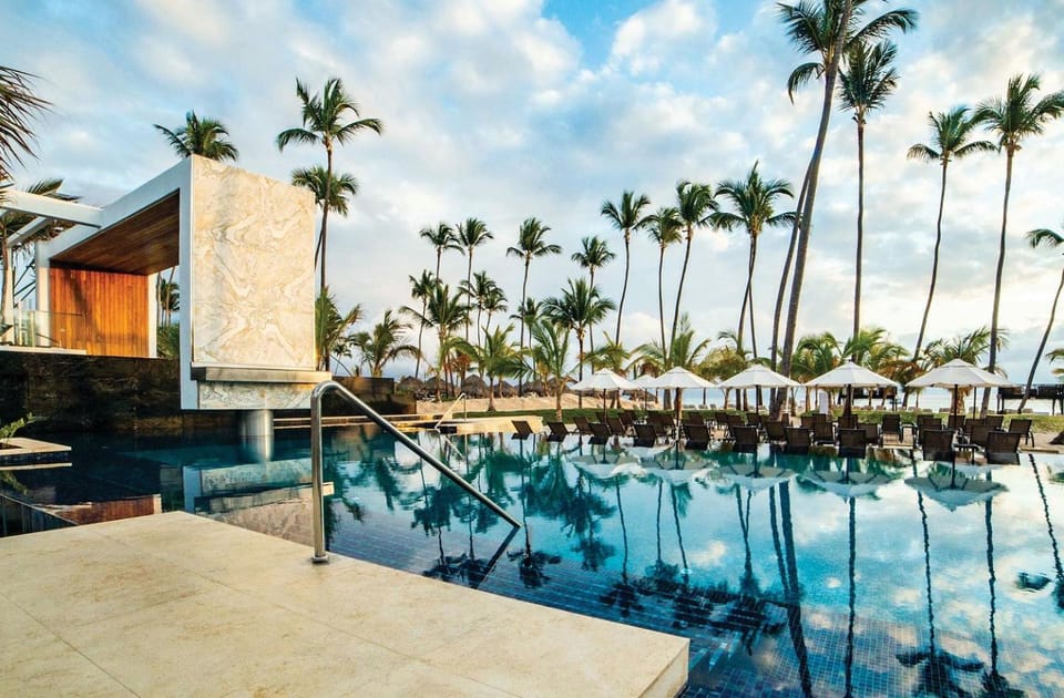 Swimming pool, sunbed
