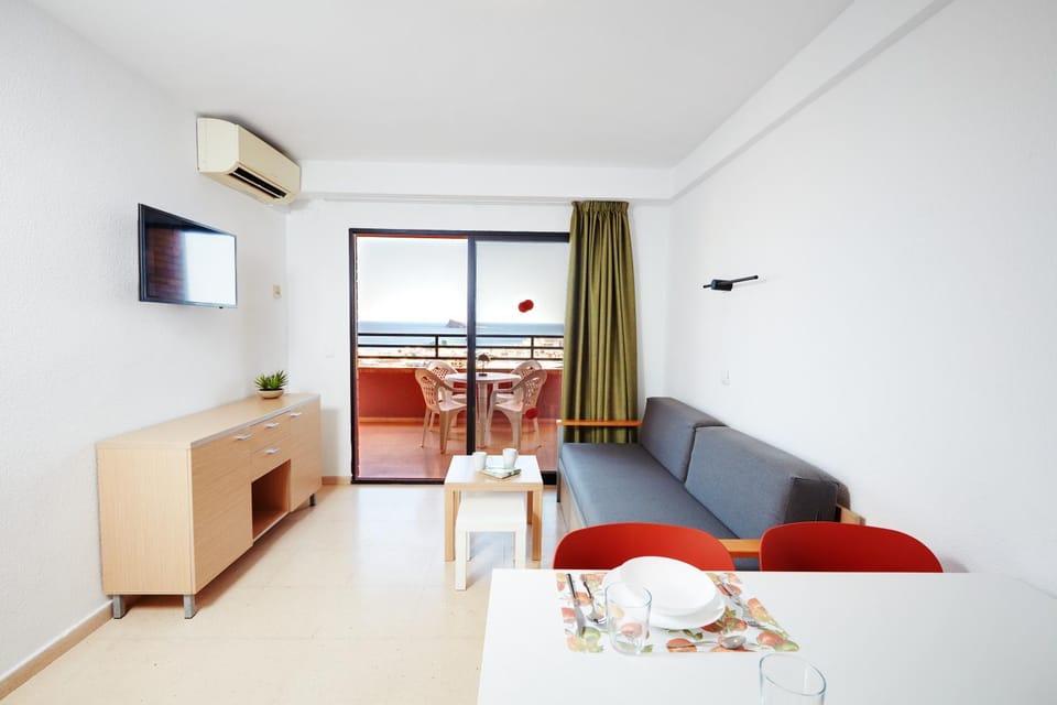 TV and multimedia, Living room, Seating area, Dining area, air conditioner