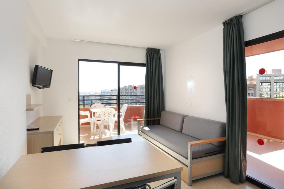 TV and multimedia, Living room, Photo of the whole room, Seating area, Dining area