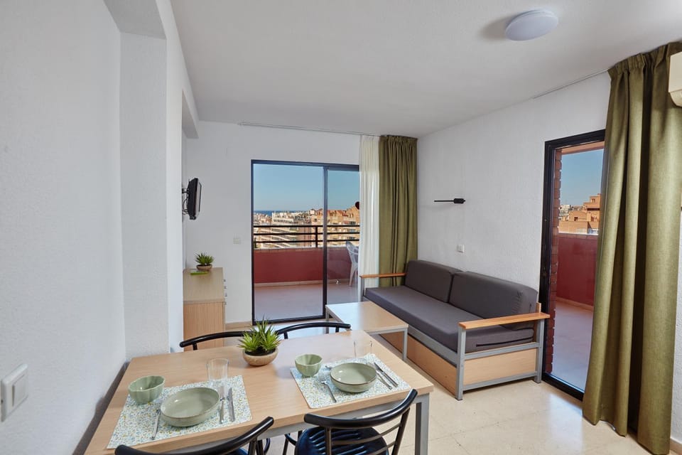 TV and multimedia, Living room, Seating area, Dining area