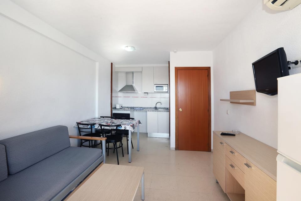 TV and multimedia, Kitchen or kitchenette, Living room, Seating area, Dining area, oven, stove