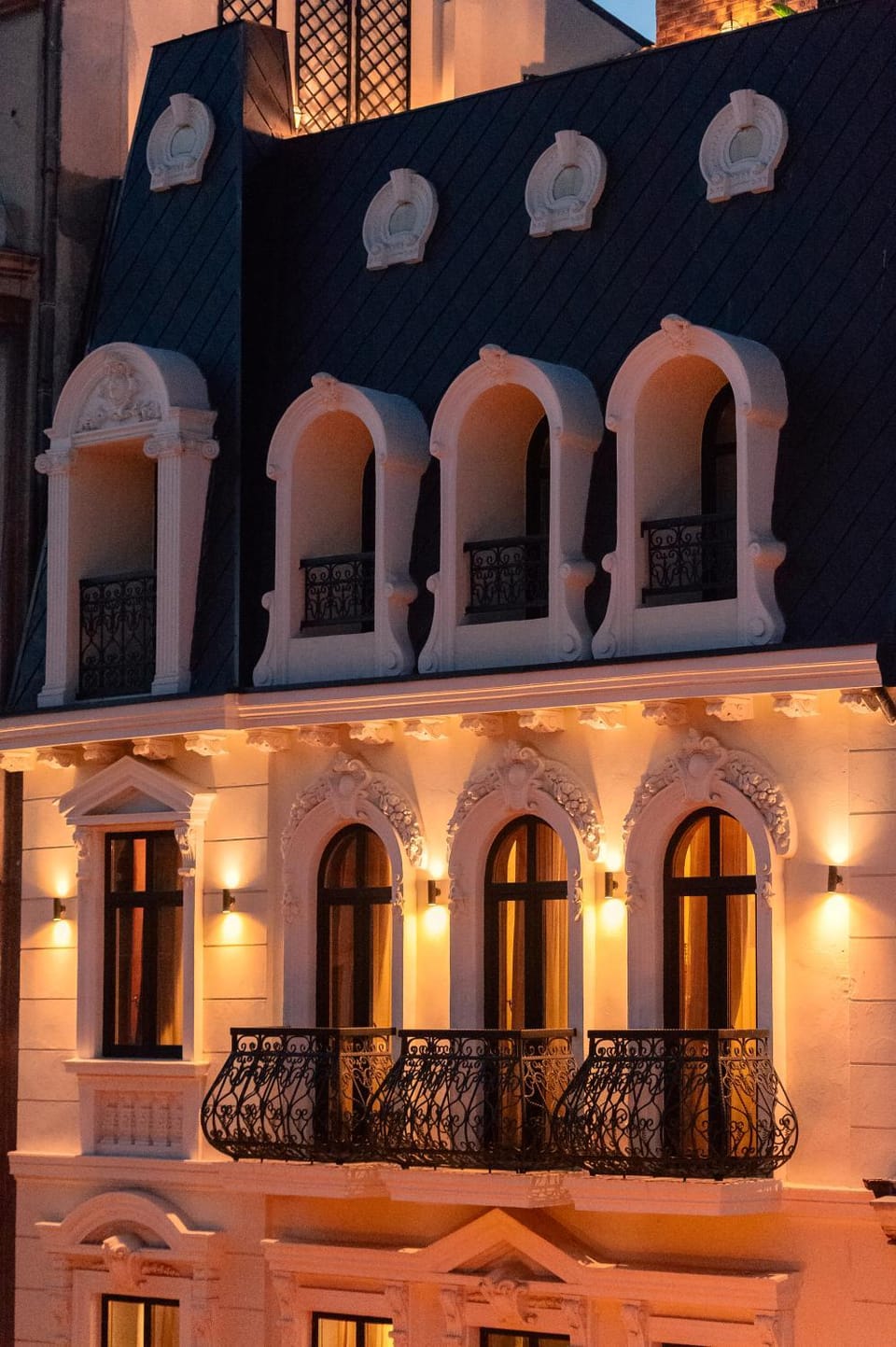 Property building, Facade/entrance, Night