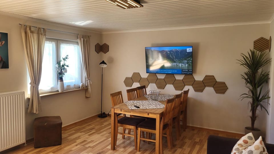 TV and multimedia, Living room, Seating area, Dining area