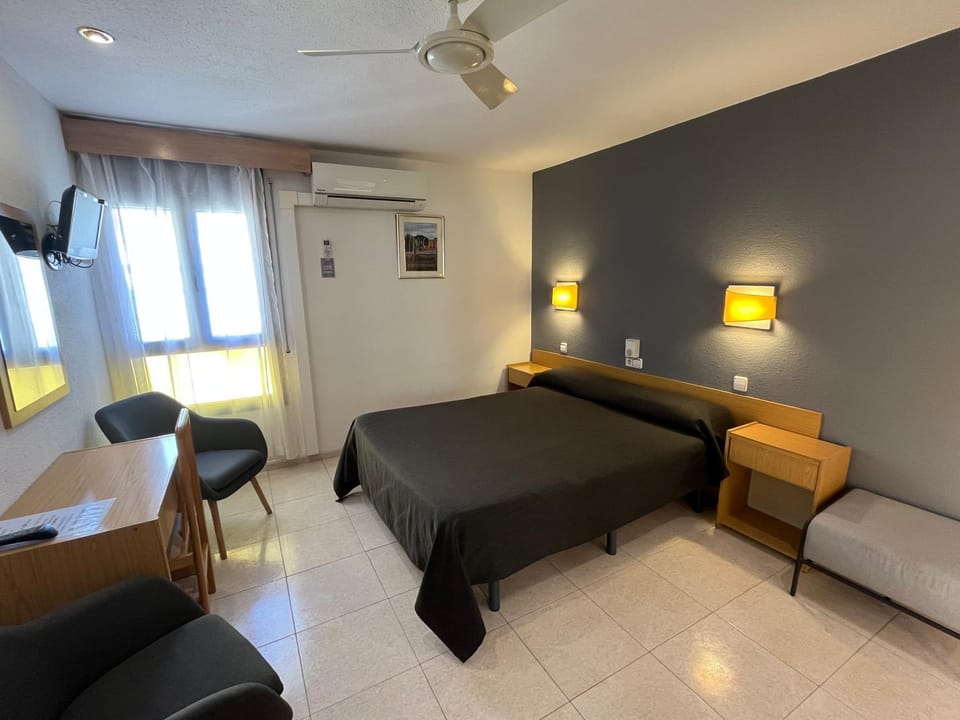 TV and multimedia, Photo of the whole room, Bedroom, air conditioner