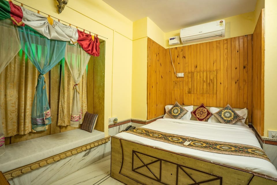 Bed, Photo of the whole room, Bedroom, towels, air conditioner