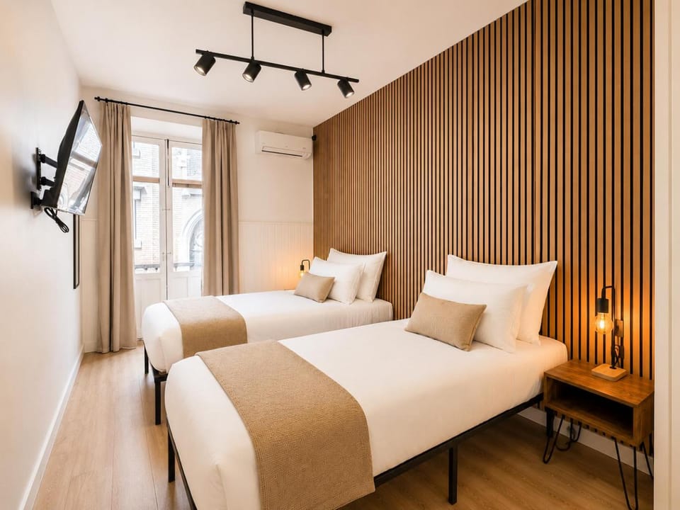Bed, TV and multimedia, Photo of the whole room, Bedroom