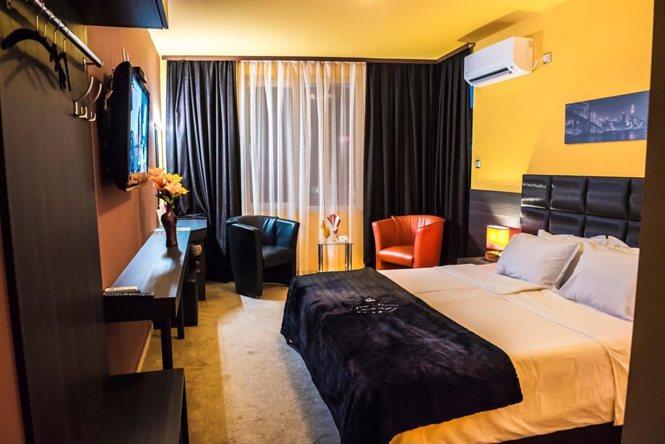 TV and multimedia, Balcony/Terrace, Seating area, Bedroom