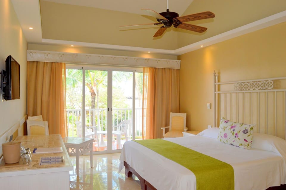 View (from property/room), Balcony/Terrace, Bedroom